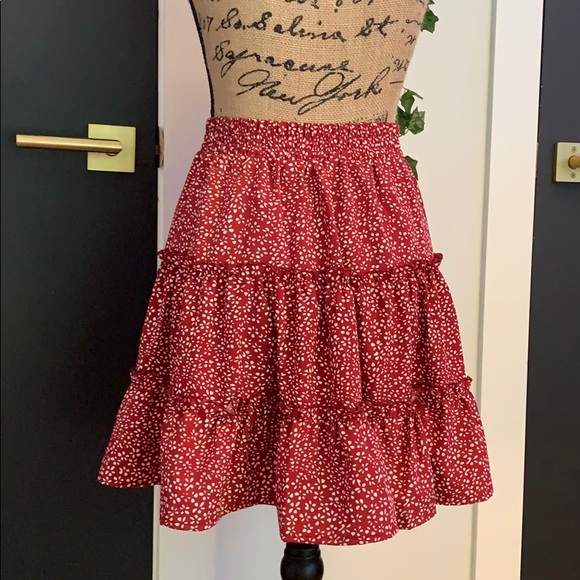 Red skirt - Picture 3 of 3